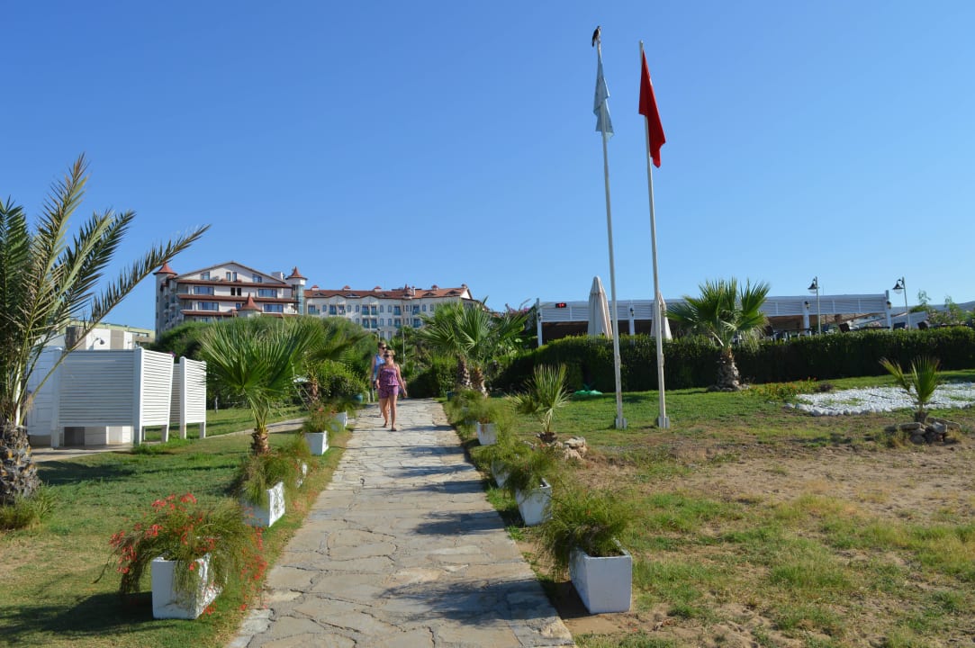 Blick vom Strand auf das Hotel  Bella Resort & Spa