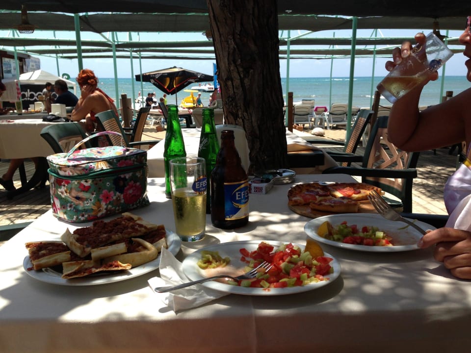 Lecker Mittagsessen am Strand La Vita's Hotel