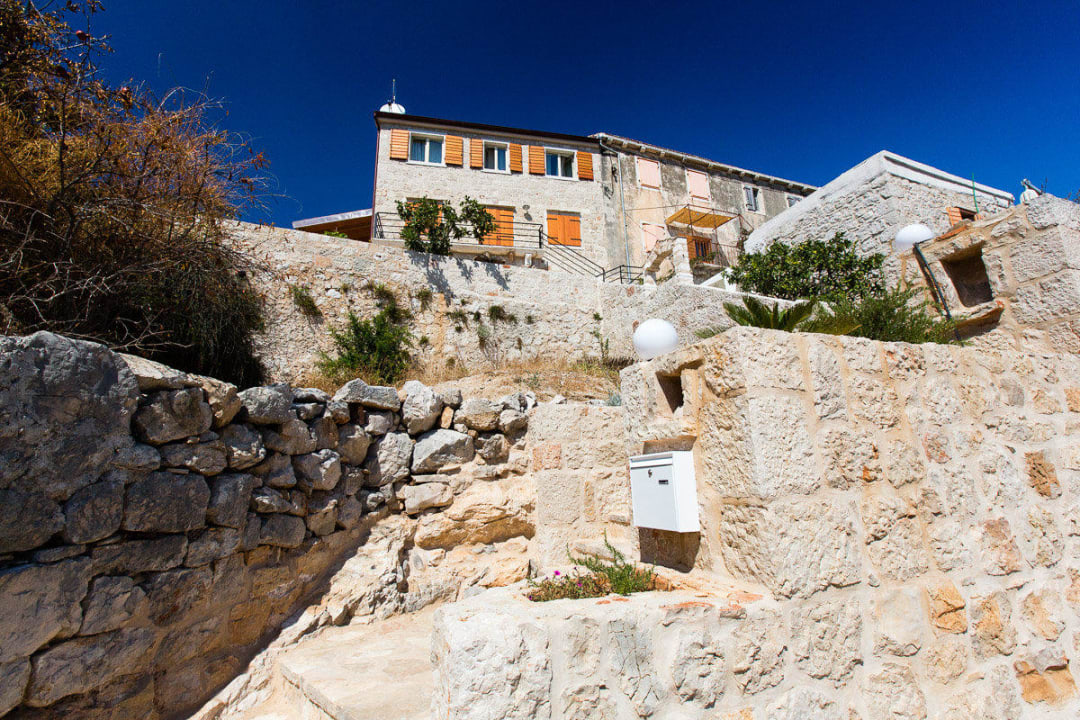 Altes Steinhaus von der kleinen Straße aus Nautilus-Bay