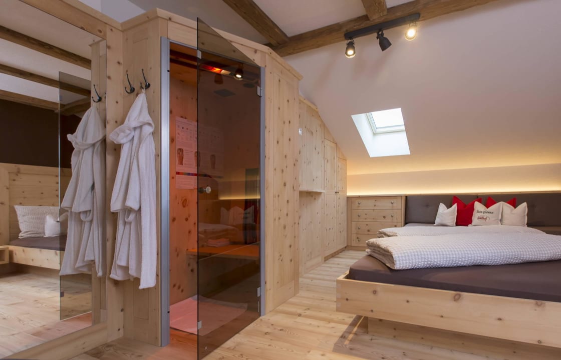 Schlafzimmer in Zirbelholz mit Infrarotsauna Landhof