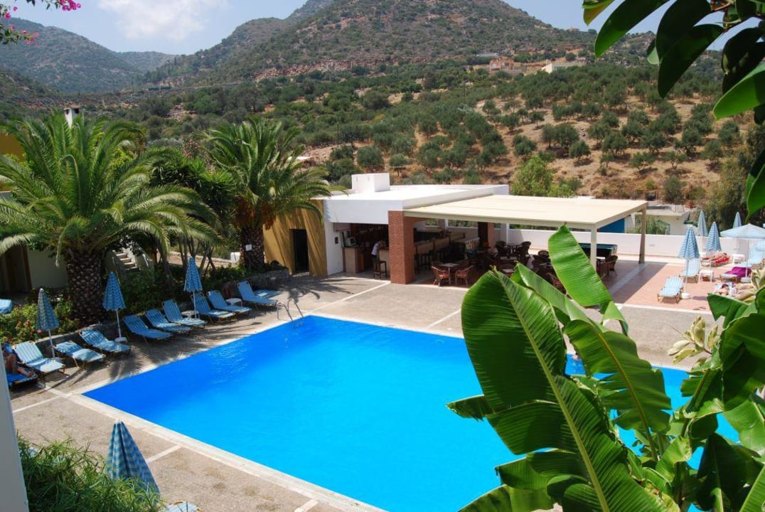 Widok na basen i barek Hotel Xidas Garden