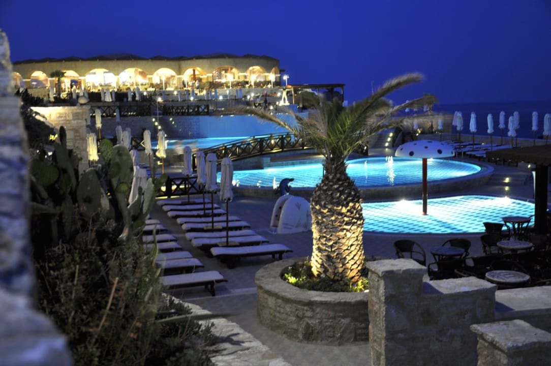 Pool und Restaurant Hotel Kalithea Horizon Royal
