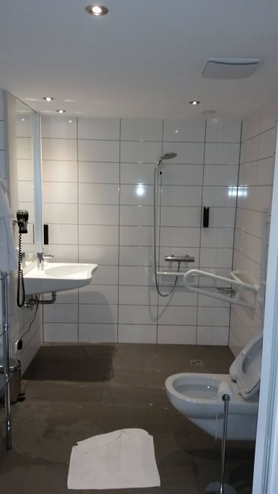 Badezimmer mit lebensgefärlicher Steckdose Hotel Zeitgeist Vienna Hauptbahnhof
