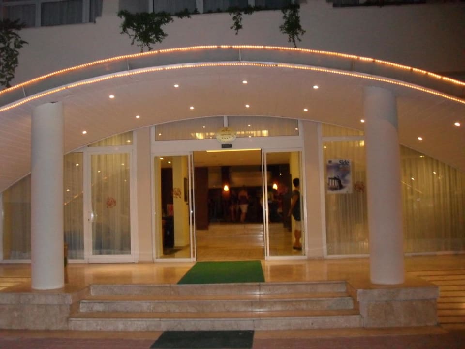 Eingangstür Nerton Hotel - Erwachsenenhotel ab 16 Jahren