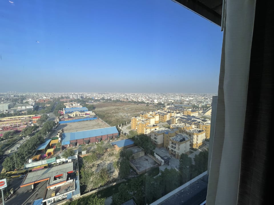 Ausblick The Leela Ambience Convention Hotel Delhi