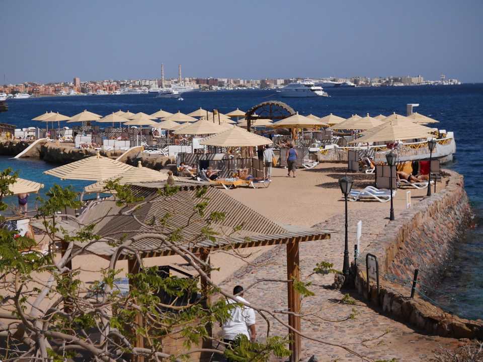 Blick von Poolanlage auf Insel + Stadt SUNRISE Holidays Resort (Adults Only)