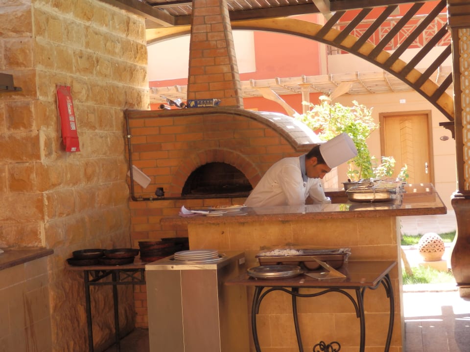Pizza am 400er Pool Pickalbatros Alf Leila Wa Leila Resort - Neverland Hurghada