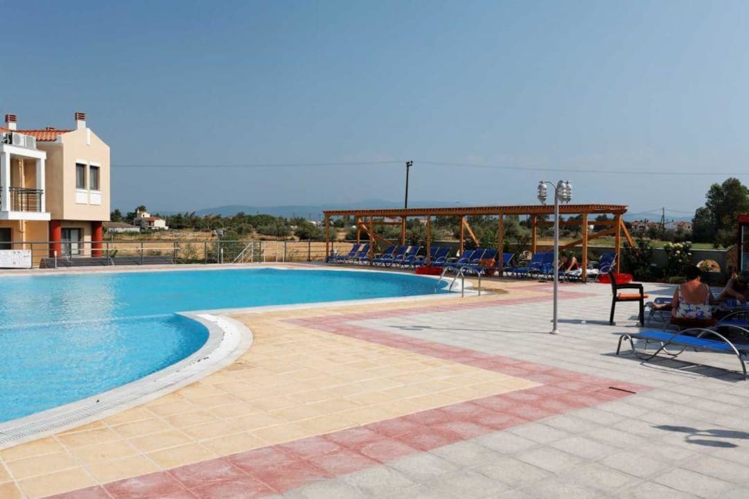 Poolbereich mit Liegen Hotel Aeolian Gaea