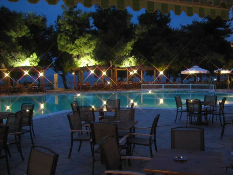 Portes Beach - Pool bei Nacht Hotel Portes Beach