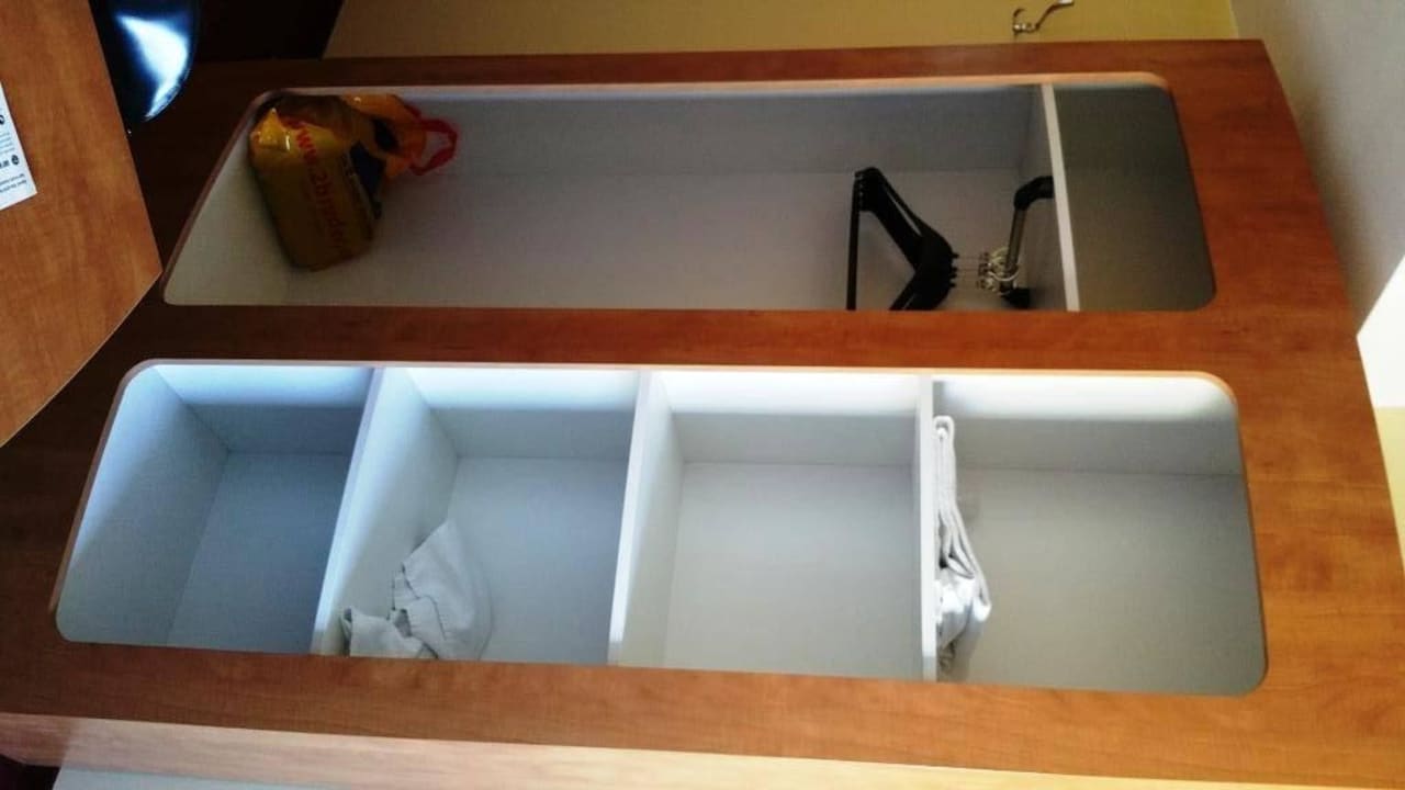 Kleiderschrank B&B Hotel München-Airport