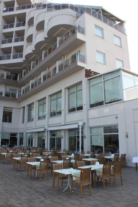 Aussenbereich des Restaurants Saturn Palace Resort Hotel