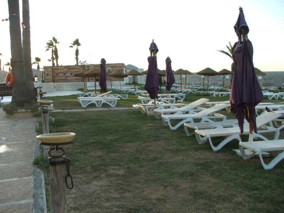 Leżaki przy basenie, w tle scena z minidisco Alassio Hotel and Thalasso