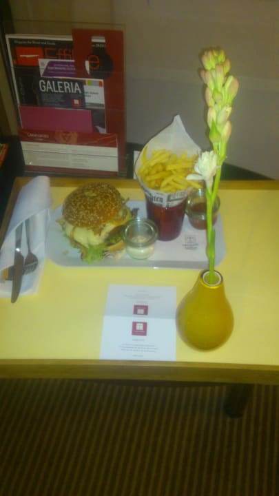 Roomservice Leonardo Royal Hotel Berlin Alexanderplatz