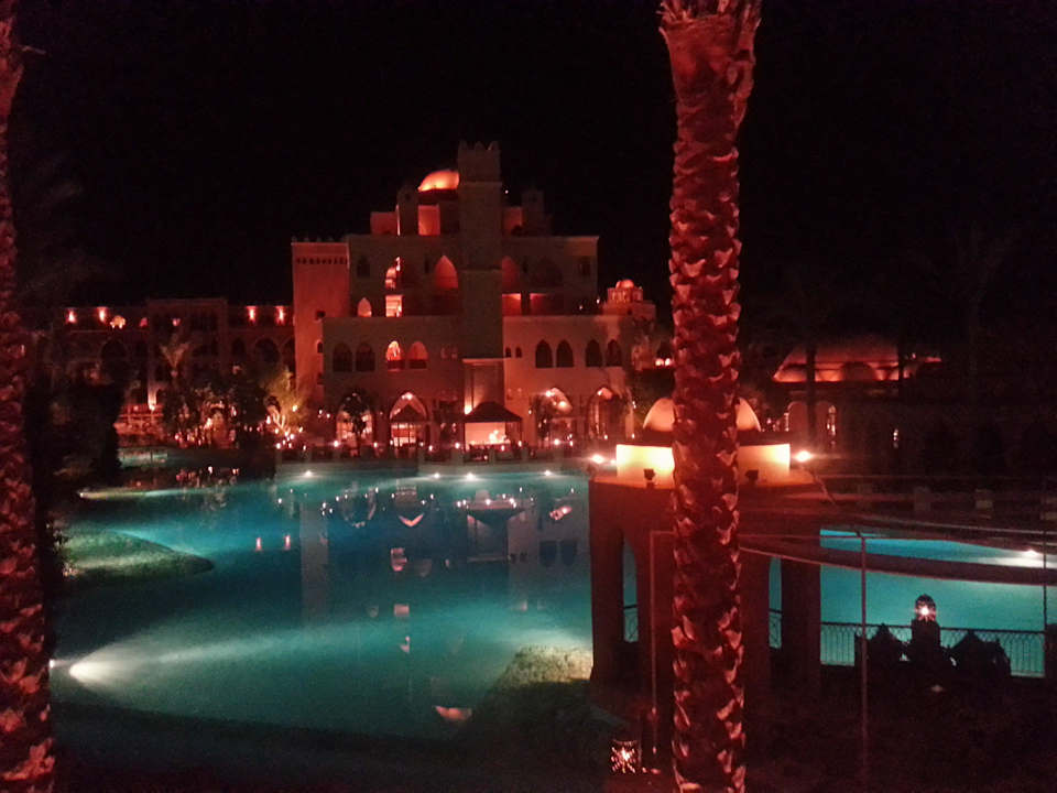 Bei Nacht wenn man von der Lobby runter guckt Makadi Palace