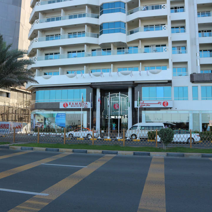 Eingang Ramada by Wyndham Beach Hotel Ajman