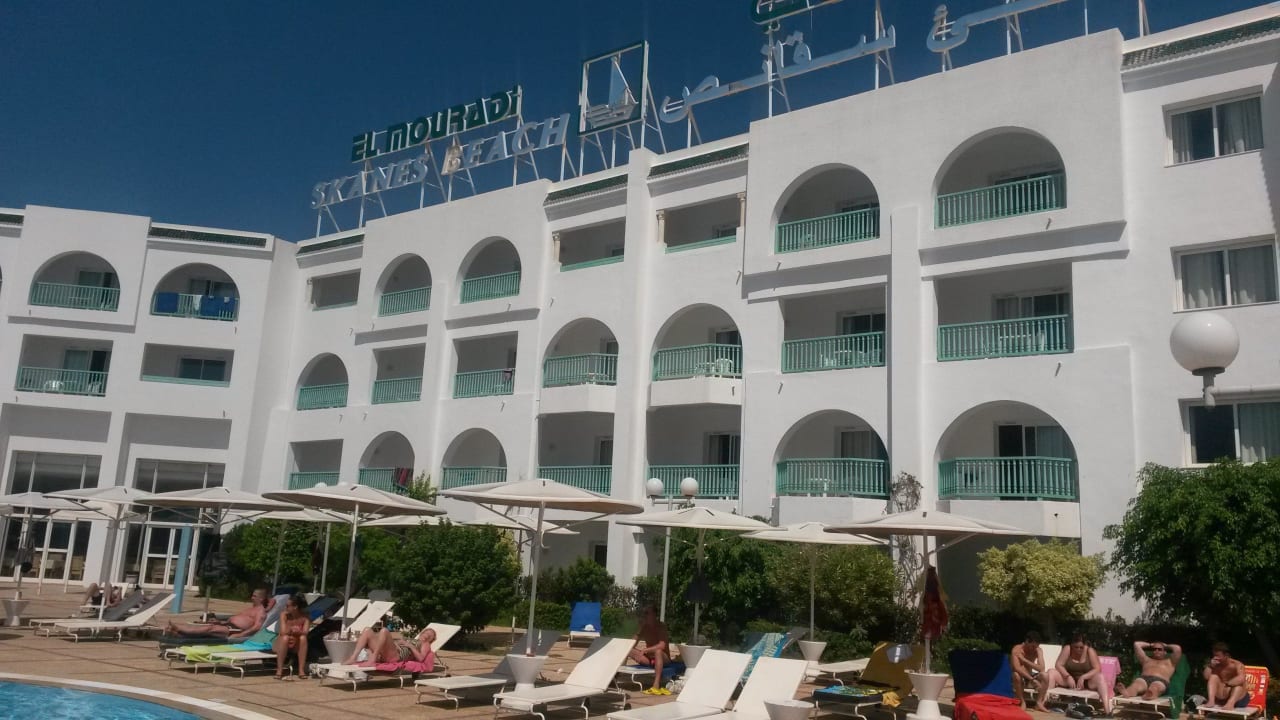 Der 2. Pool ausserhalb des Hotels Hotel El Mouradi Skanes Beach