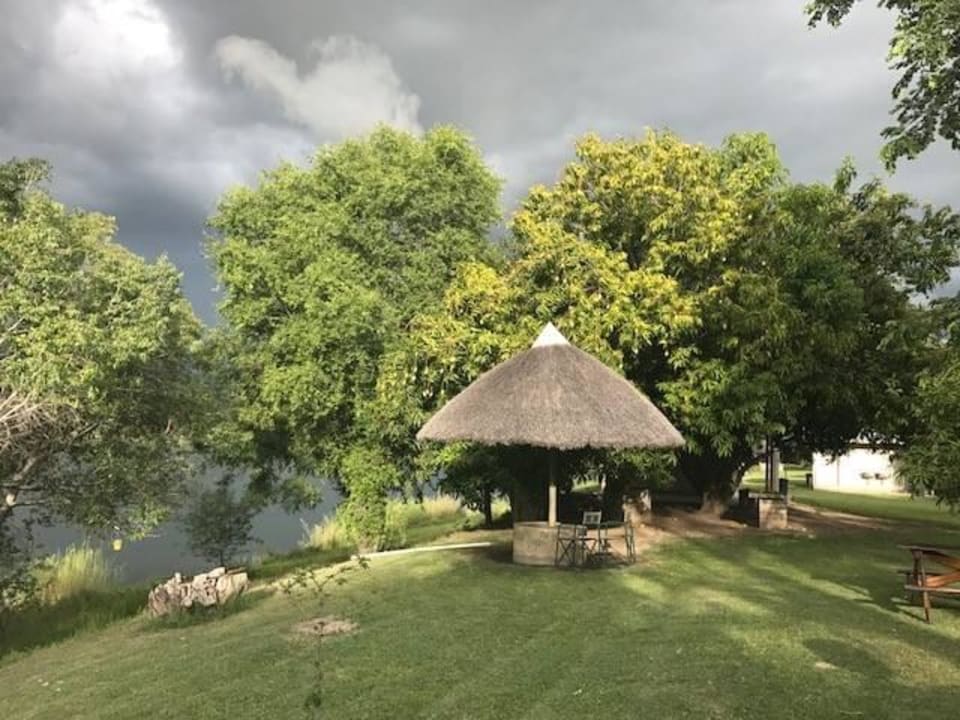 Zu jedem Stellplatz gehört ein Rondavel Hotel Protea Zambezi River