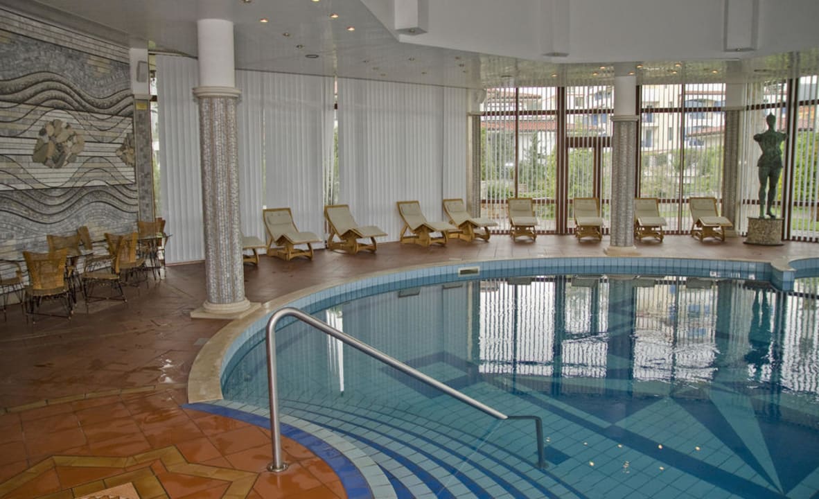 Das Hallenbad Helena Sands