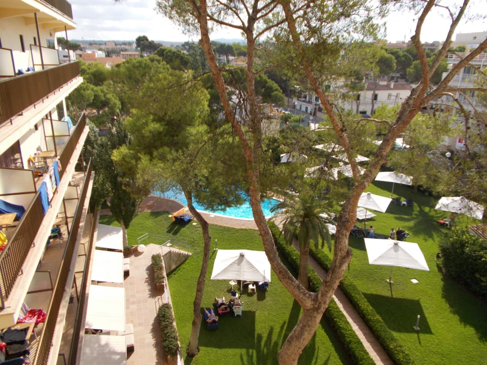 Blick aus dem 4. Stock auf Garten und Pool AYA Seahotel - Adults only