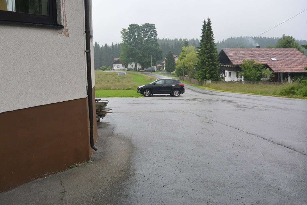 Gebührenpflichtiger Parkplatz an der Zufahrtstraße Hotel Bergland-Hof