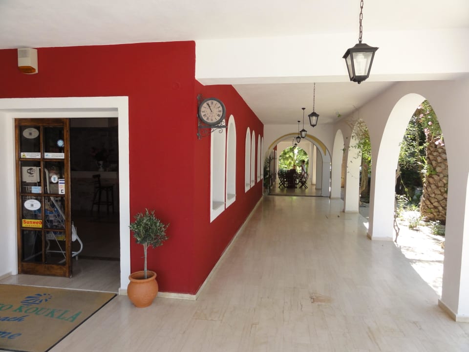 Eingang zur Lobby Porto Koukla Beach
