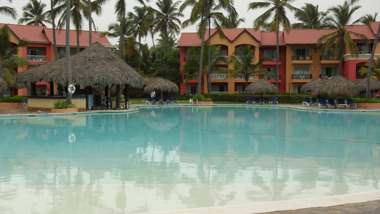 Blick auf Pool und Wohngebäude Punta Cana Princess All Suites Resort & Spa