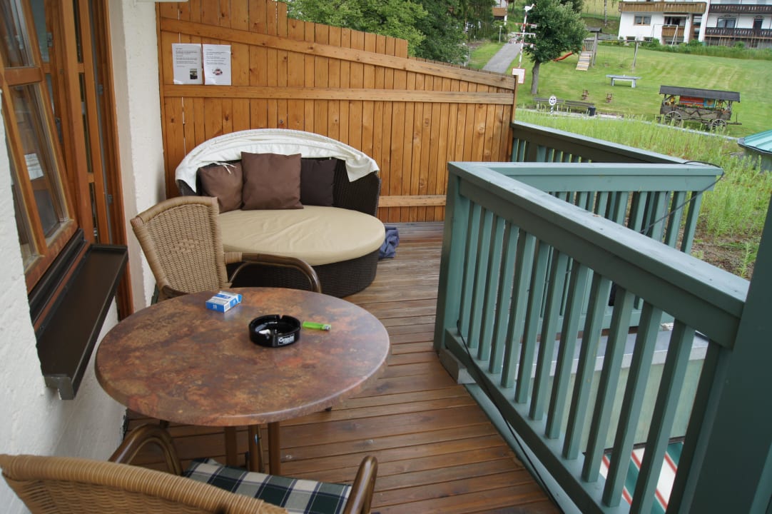 Balkon mit Liegemuschel Hotel Regenbogenland Zum Kramerwirt