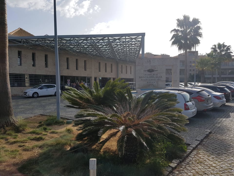 Eingang und Parkplatz Grande Real Santa Eulalia Resort & Hotel Spa