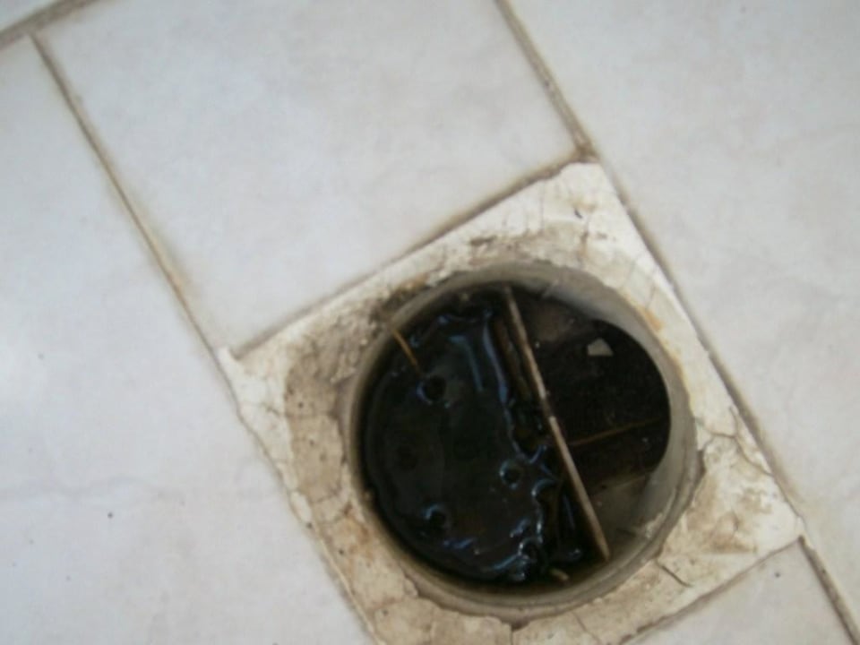 Bodenablauf Balkon stinkig und ohne Abdeckung Armas Gül Beach