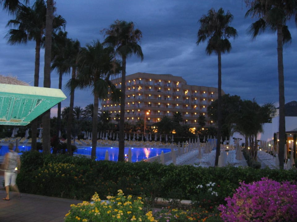 Pool bei Nacht und gegenüberliegendes Hotel Hipotels Cala Millor Park