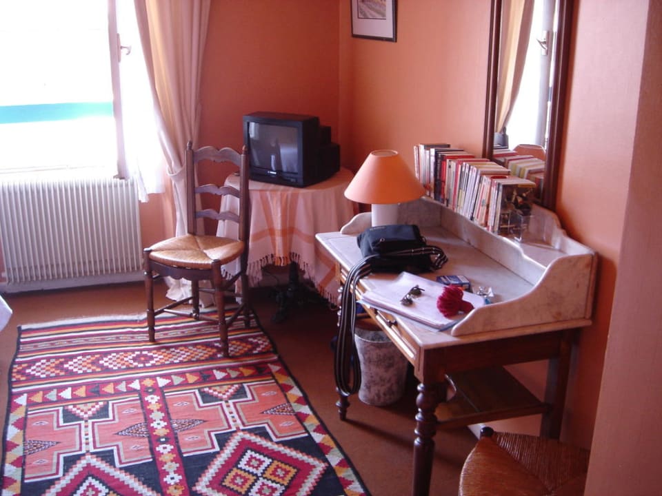 Schreibtisch und TV Hotel de Provence