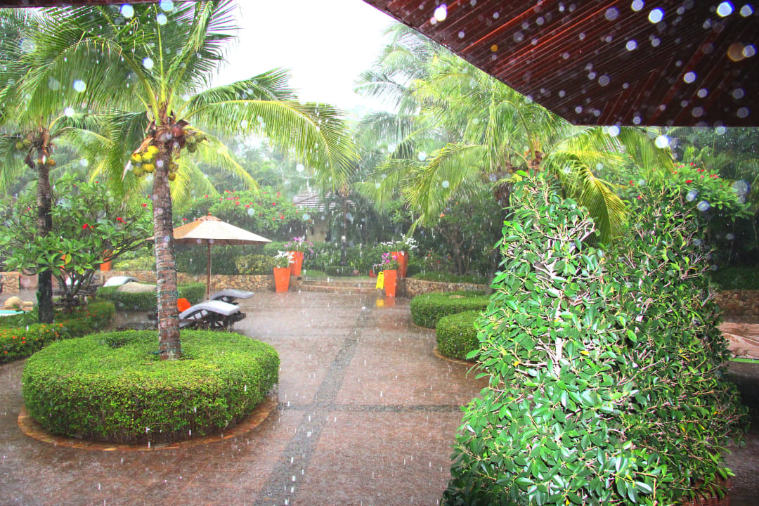 Ein kurzer Regenguss, dafür wie aus Kübeln Bo Phut Resort & Spa