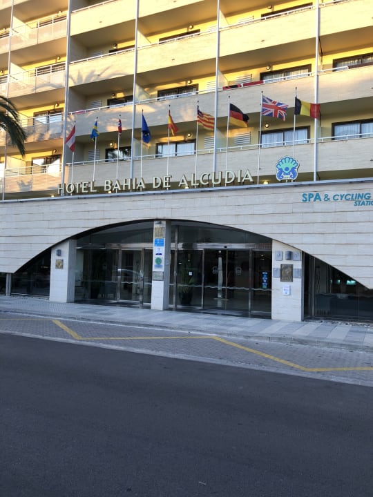Hotel von vorne (Eingang) Bahía de Alcúdia Hotel & Spa