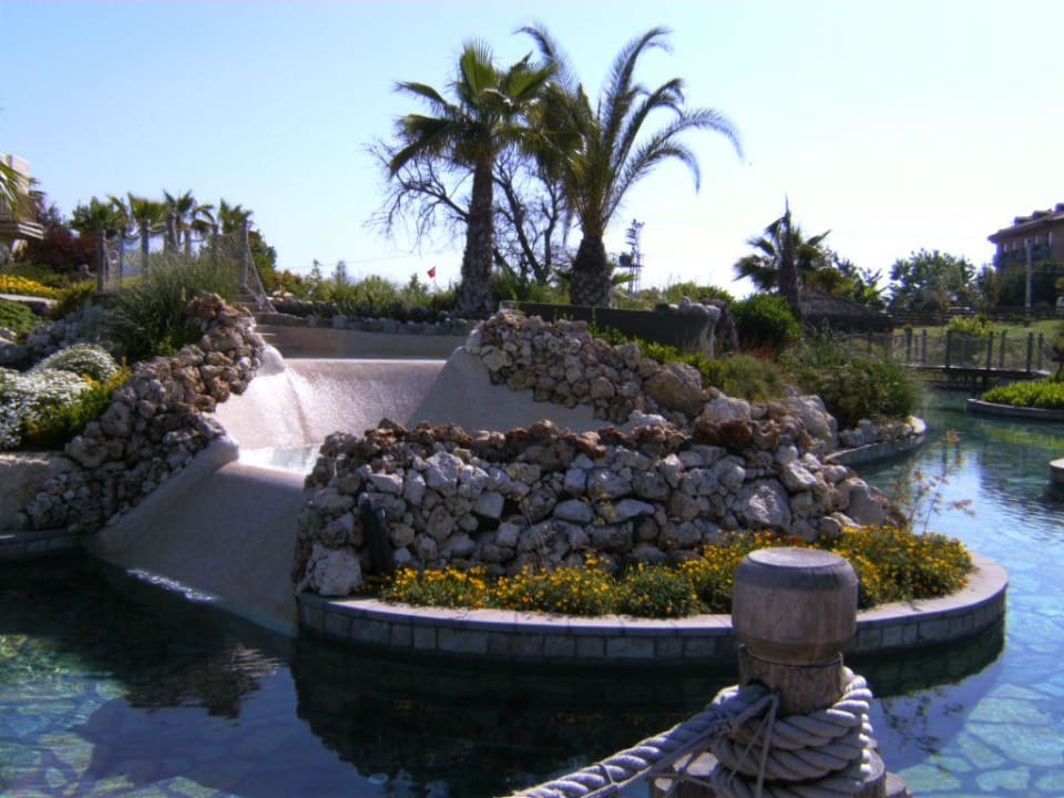 Amazon Waterworld Club Grand Side