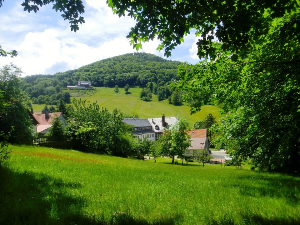 Blick über die Baude zur Lausche (793 m) Ringhotel Sonnebergbaude