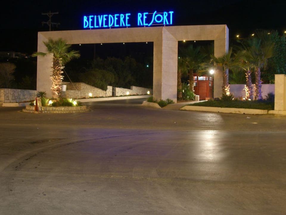 Einfahrt zum Hotel Royal & Imperial Belvedere Resort