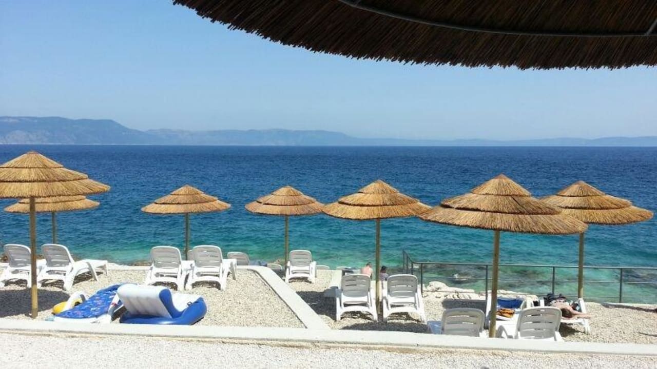 Kostenpflichtige Liegen am Strand Valamar Sanfior Hotel & Casa