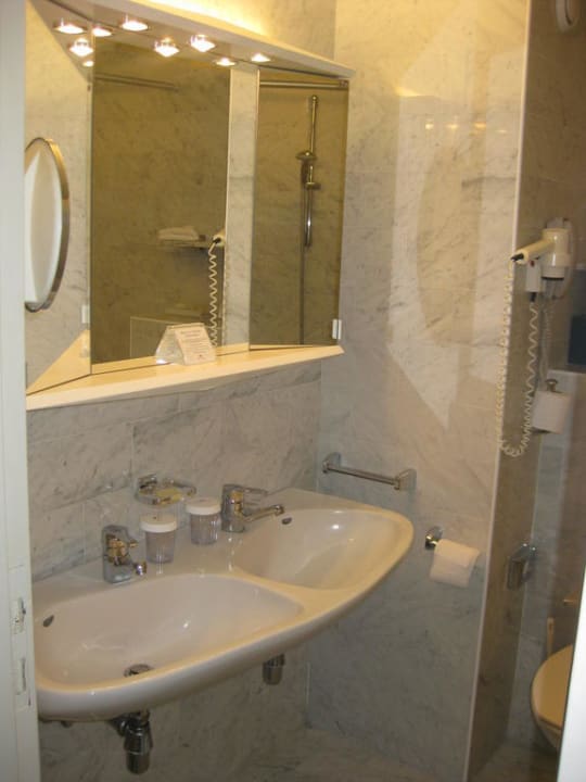 Das Bad - Doppelwaschbecken mit Spiegel Leonardo Royal Hotel Den Haag Promenade