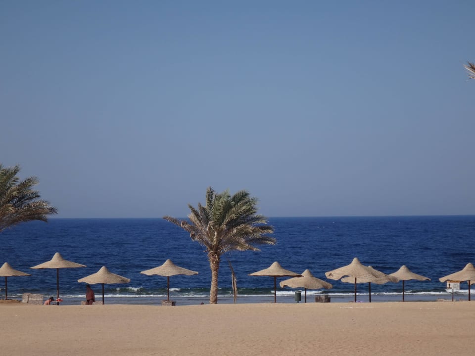 Blick vom Pool auf den Strand Three Corners Sea Beach Resort