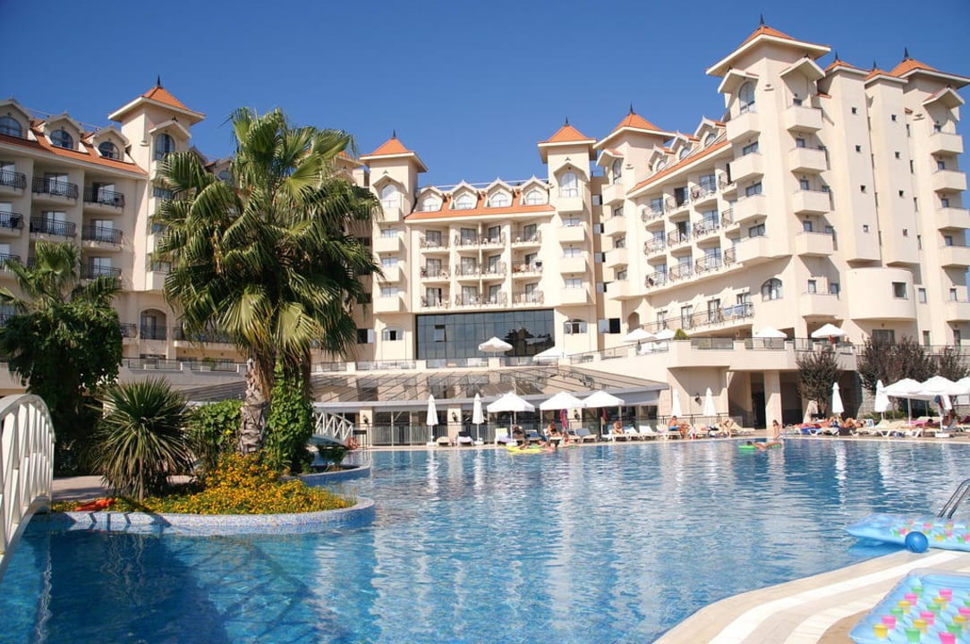 Blick vom Pool auf das Hotel. Side Mare Resort & Spa