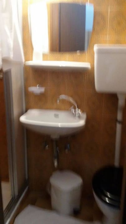 Badezimmer, winzig und schmutzig  Gasthof Geisler