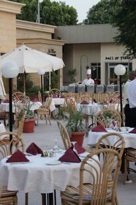 Das abendliche Buffet auf der Restaurantterrasse Jolie Ville Kings Island Luxor