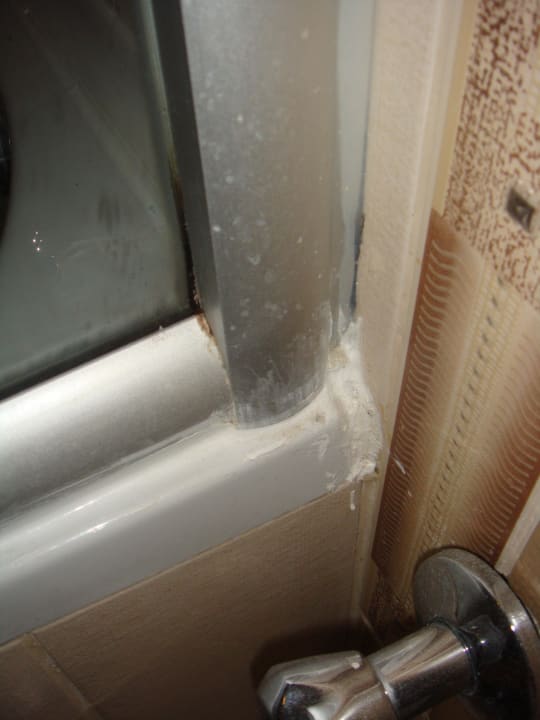 Schimmelansatz an Duschwand Zi. 1211 FUN&SUN Smart Hane Sun Hotel