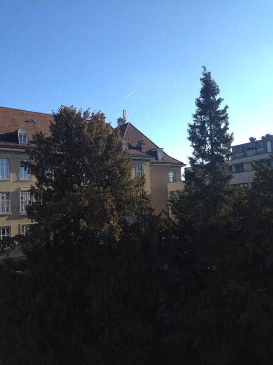 Blick aus dem Zimmer  Steinenschanze Stadthotel