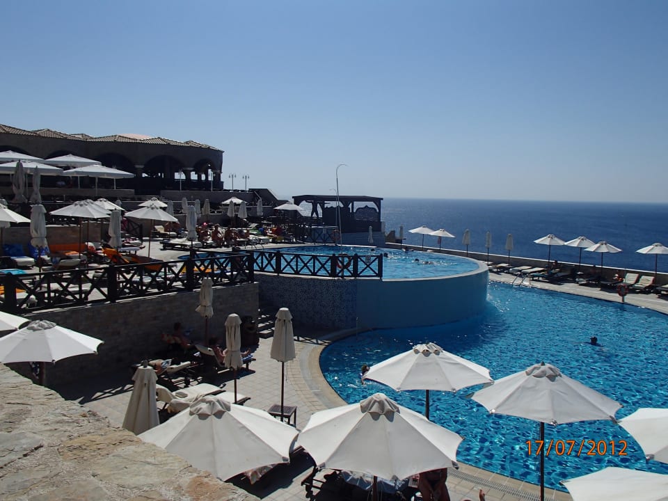 Baseny przy głównej restauracji Hotel Kalithea Horizon Royal