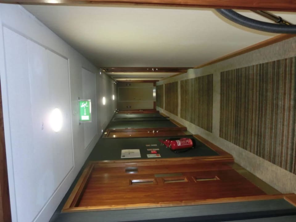 Flur Hampton by Hilton London Croydon