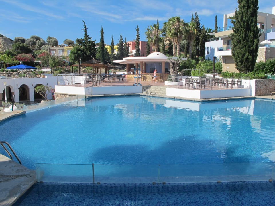 Großer zentraler Pool alltoura Club Hotel Porto Angeli Beach Resort