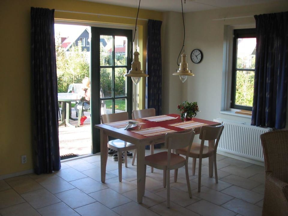 Esszimmer mit Blick auf Terrasse Ferienpark Landal Duinpark't Hof van Haamstede