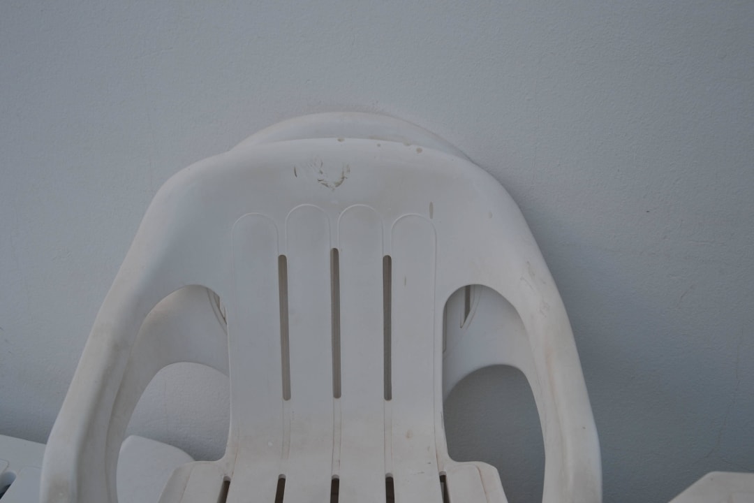 Terrasse verschmuzte Möbel Aparthotel Costa Mar