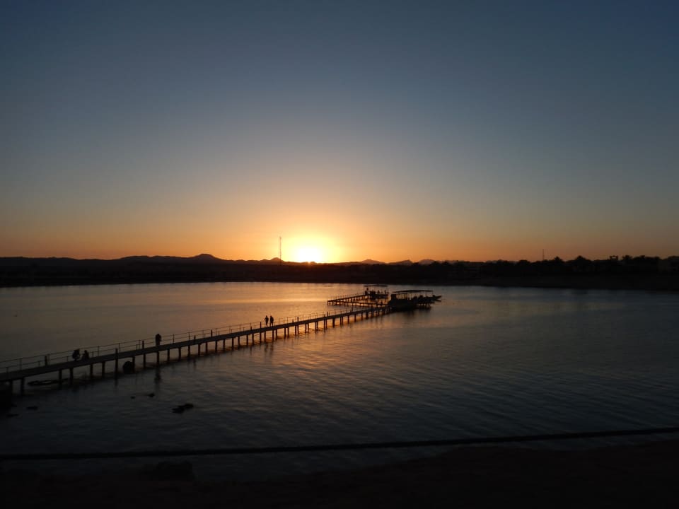 Der Sonnenuntergang hinter den Wüstenbergen.  Jaz Solaya